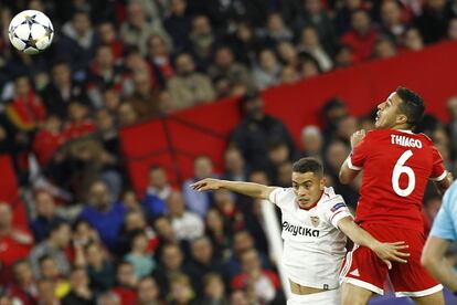 El jugador del Bayern Munich, Thiago Alcántara (d) salta de cabeza con el jugador del Sevilla FC, Ben Yedder (i) durante el partido.