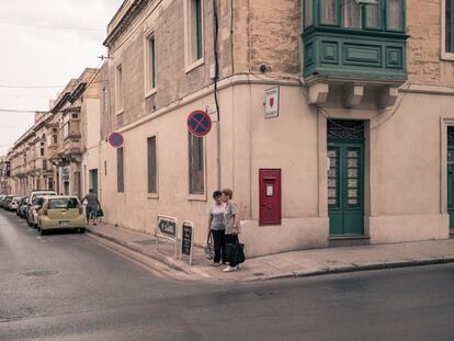 Hamrun, Malta. 14 de mayo de 2018. Dos ancianas se paran a conversar en una esquina.