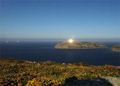 En la imagen, las señales de los buques de rescate en las islas Sisargas, vistas desde el cabo de San Adrián.