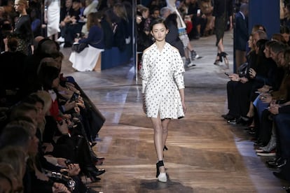 Una modelo presenta la creación de los diseñadores suizos Serge Ruffieux y Lucie Meier como parte del show de la colección de alta costura para Dior en París. 