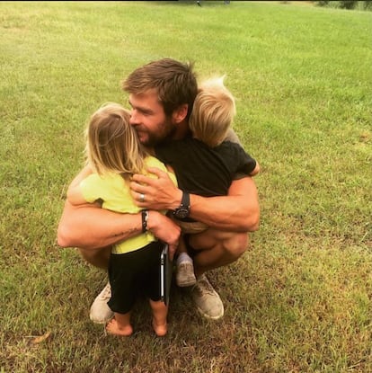 “Mis hijos lloraban cada vez que salía por la puerta, porque sabían que iba a estar fuera mucho tiempo”, recuerda el protagonista de Thor, Chris Hemsworth (Melbourne, 1983). Y añade: “Ahora se han acostumbrado y ni siquiera parpadean cuando me voy”. Su contrato con Marvel ha finalizado tras 'Los Vengadores: Infinity War' (dividida en dos partes, la primera de las cuales se estrenará el 27 de abril) y Hemsworth se plantea tomarse un año sabático o quizá el resto de su vida para “estar con la familia y hacer surf” en Byron. Es una localidad de solo 5.000 habitantes al este de Australia donde vive con su mujer, la española Elsa Pataky y sus tres hijos: India Rose (cinco años) y los mellizos Tristan y Sasha (cuatro años). La propia Pataky reconoció que su marido era muy joven cuando tuvieron a su primera hija (el actor tenía 28 años) y que su carrera no facilita la vida familiar, aunque él siempre les ha hecho sentir que son lo más importante para él. Echando un vistazo a su Instagram, plagado de imágenes familiares idílicas que parecen fotos de muestra de las que vienen con los marcos, Chris Hemsworth deja claro que aprovecha al máximo el tiempo con sus hijos. Y con los 25 millones que, según Forbes, ganó solo el año pasado puede tomarse todos los años sabáticos, tener todos los hijos y cabalgar todas las olas que quiera. En la imagen, Hemsworth abrazando a sus dos mellizos.