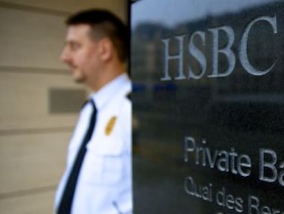 Un guardia de seguridad junto a la entrada de la filial del HSBC en Ginebra, Suiza.