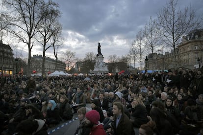 Ciutadans protesten a la plaça de la república de París.