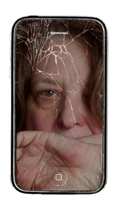 iPhone Crack, de 2010, es un trabajo fotográfico para carcasas de dispositivos electrónicos, que plantea una reflexión ambivalente, desde un punto de vista global y personal, alrededor del poder de la tecnología de consumo y su capacidad de romper las fronteras del nuestro yo individual.