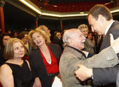 Zapatero saluda a Manuel Alexandre, delante de Tina Sainz, Marisa Paredes y Pilar Bardem.