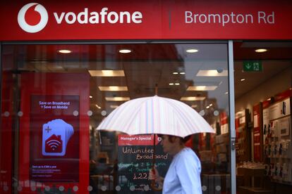 Una persona pasa por delante de una tienda de Vodafone en Londres.
