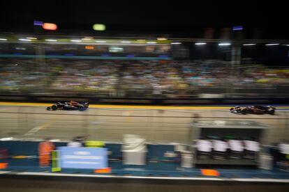 Pérez durante la carrera, en su auto Red Bull, adelante de Charles Leclerc, en el Circuito Urbano Marina Bay, en Singapur.