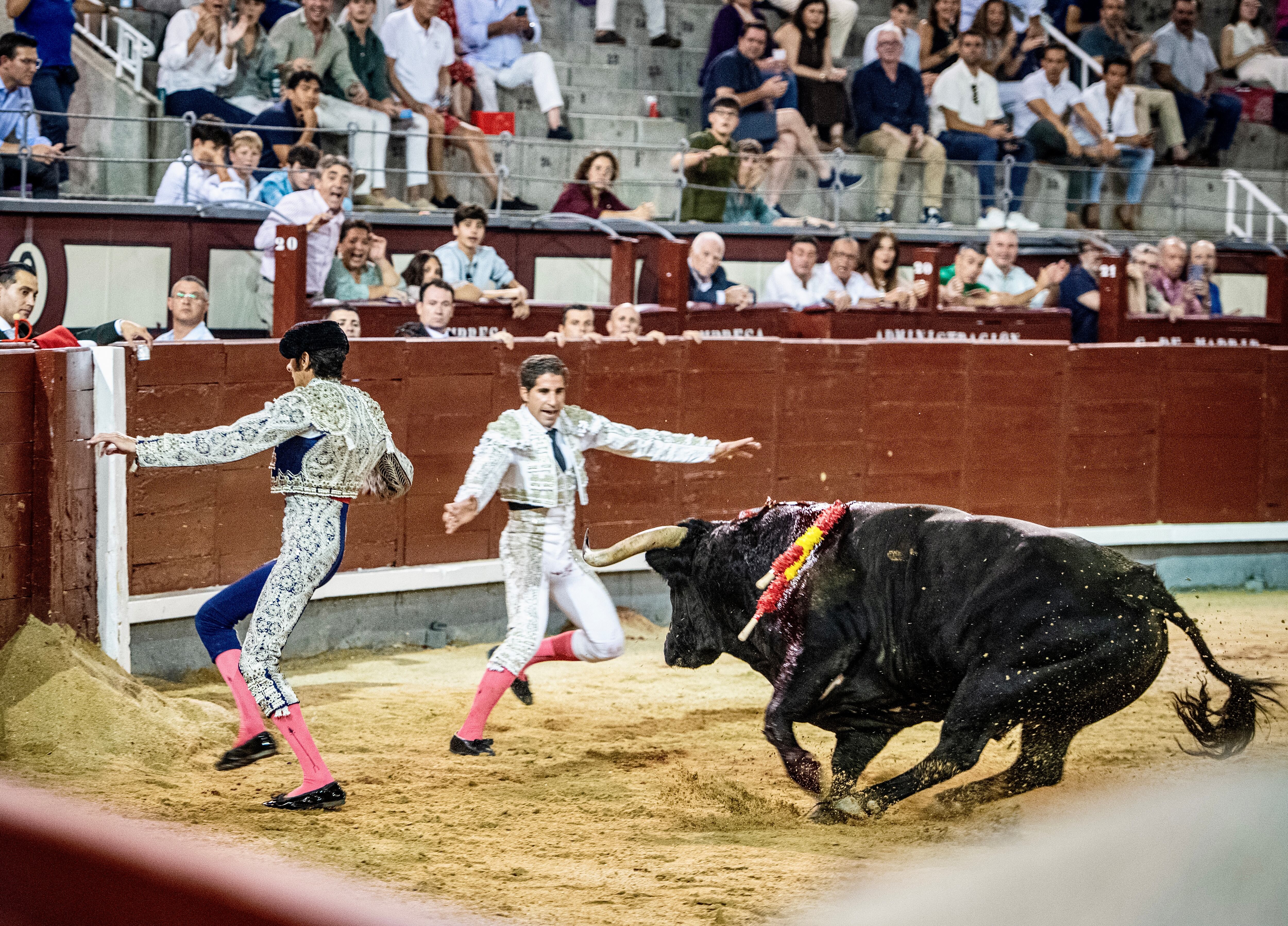 Rafael Cerro le hace el quite a David Adalid a la salida de un par de banderillas.