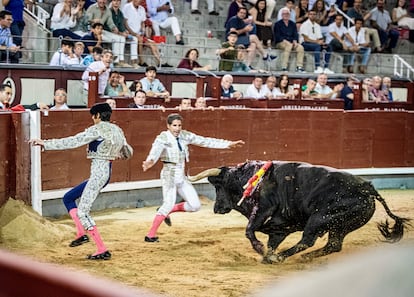 Rafael Cerro le hace el quite a David Adalid a la salida de un par de banderillas.