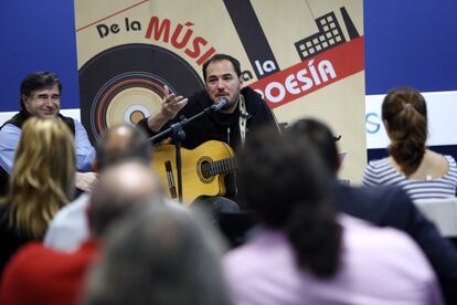 Ismael Serrano contesta preguntas de los trabajadores de Endesa durante el coloquio celebrado el martes 13 de diciembre en la sede de la compañía eléctrica.