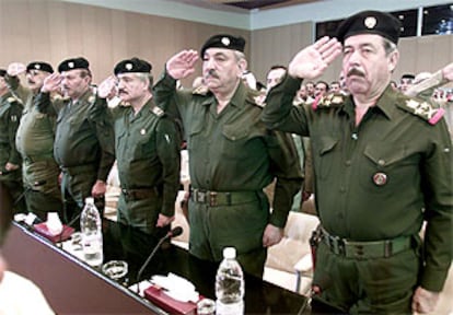 Varios generales del Consejo de Comandantes de la Revolución saludan antes del inicio de una sesión del organismo.