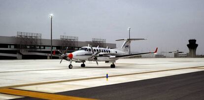 Una aeronave de verificaci&oacute;n, en 2012, en el aeropuerto de Corvera. 