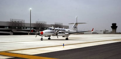 Una aeronave de verificación, en 2012, en el aeropuerto de Corvera.