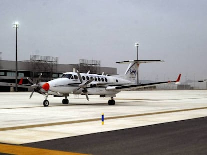 Una aeronave de verificaci&oacute;n, en 2012, en el aeropuerto de Corvera. 