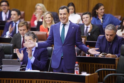 El presidente de la Junta de Andalucía, Juan Manuel Moreno, en la sesión de control en el Parlamento de Andalucía.