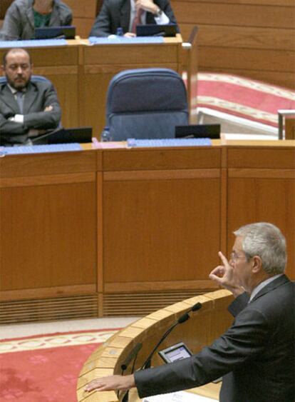 Touriño interviene en la tribuna ante la mirada de Varela, Feijóo y Pilar Rojo.