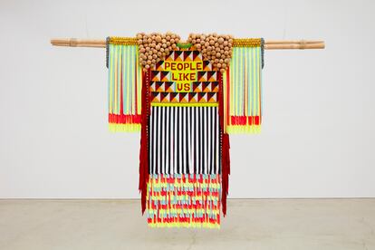 'Gente como nosotros' (2019), de Jeffrey Gibson (choctaw/cherokee), hecha con materiales usados en los tipis. En la exposición 'La tierra porta a nuestros antepasados'.