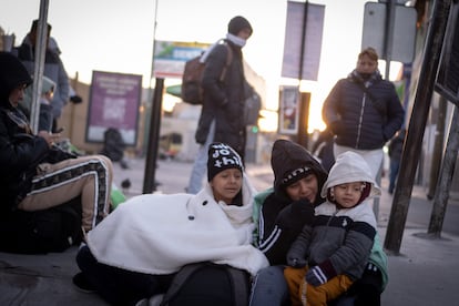 Migrantes esperan después de la cancelación del programa CBP One, en el paso fronterizo 'Paso del Norte', en Ciudad Juárez,