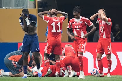 Los jugadores del PSG y del Bayern Múnich reaccionando a la lesión de Musiala este sábado.