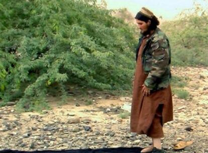 Baitullah Mehsud, supuesto líder del grupo que iba a atentar en Barcelona, en un paraje de Waziristán.