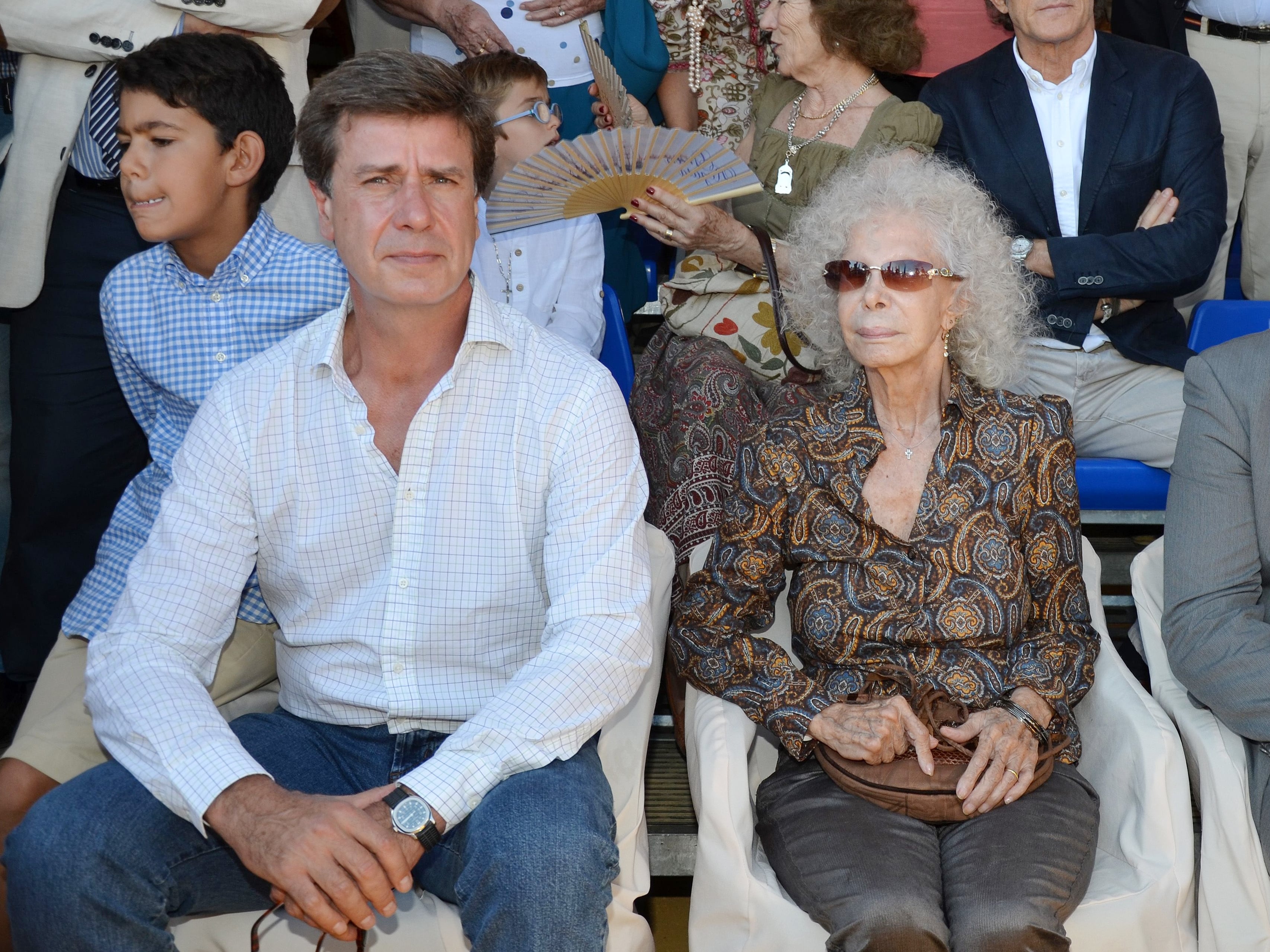 Cayetano Martínez de Irujo habla de las veces que ha estado en la ruina, de su madre y de su próxima boda 1 Cayetano Martínez de Irujo y su madre, Cayetana Fitz-James Stuart, el 7 de octubre de 2012, en una carrera de caballos celebrada en Sevilla (Andalucía).