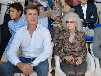 Cayetano Martínez de Irujo y su madre, Cayetana Fitz-James Stuart, el 7 de octubre de 2012, en una carrera de caballos celebrada en Sevilla (Andalucía).