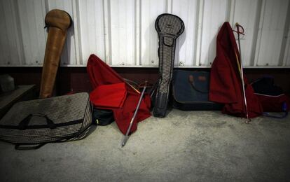 Apoyados en las paredes de la nave, los alumnos dejan sus instrumentos de trabajo: capote, muleta y espada. Suelen ser de la escuela aunque los estudiantes pueden traer el suyo. Algunos, incluso, graban su nombre.