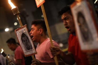 Estudiantes de la escuela normal rural de Ayotzinapa salieron a las calles de Ciudad de México este martes en apoyo a los normalistas de Mactumactzá (Chiapas) que aún siguen detenidos.