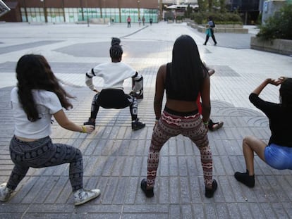 Bailarines de ‘dembow’ en la zona de Nuevos Ministerios, en Madrid.