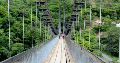 Este puente peatonal sobre el Río Negro, que separa la ciudad de Cubulco (Guatemala) de las aldeas indígenas del otro lado.