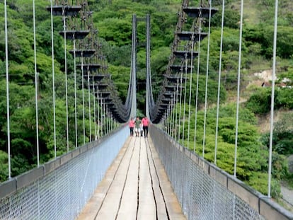 Este puente peatonal sobre el Río Negro, que separa la ciudad de Cubulco (Guatemala) de las aldeas indígenas del otro lado.