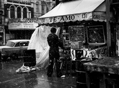 'Te Amo', Nueva York, 1978. Un quiosco de la Gran Manzana donde a Armengol le sorprendió la gran diferencia entre la riqueza de unos y la pobreza de otros. (Gelatina de plata, còpia actual, 27x37,5 cm).