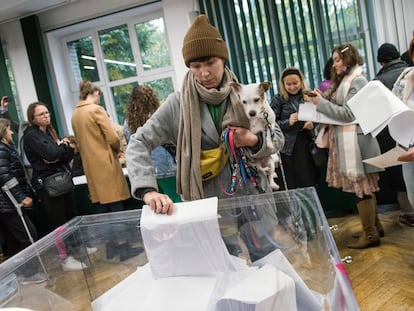 Un colegio electoral en Varsovia, el día de las elecciones.