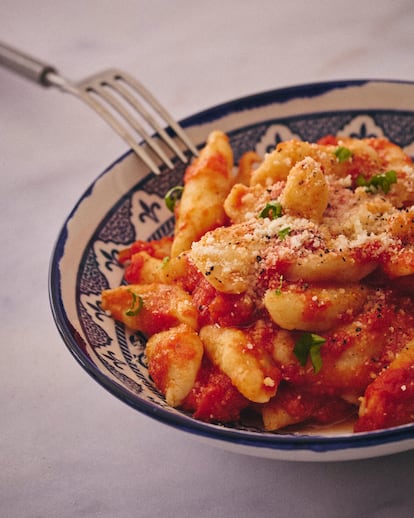Pasta al huevo cortada con tijeras.