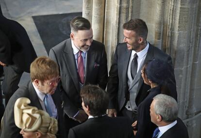 Elton John y su marido David Furnish conversan con David y Victoria Beckham.