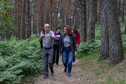 La candidata del PSOE a las elecciones europeas, Teresa Ribera (a la derecha), durante un paseo por Cercedilla (Madrid), el 8 de junio.