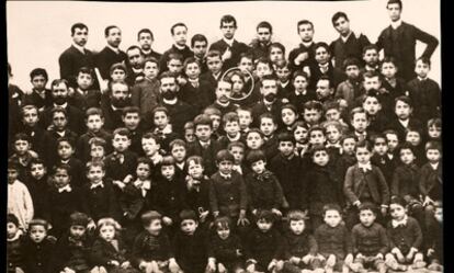 Retrato de alumnos y profesores del Colegio Complutense de San Justo y San Pastor. Marcado con un círculo, Manuel Azaña Sin fecha. (En torno a 1890).
