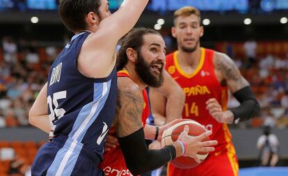 Ricky Rubio entra a canasta en el partido ante Argentina.