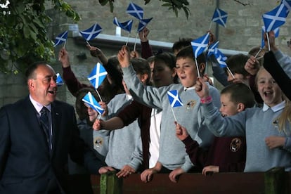 El primr ministro de Escocia, Alex Salmond posa tras salir de votar en en Strichen, Escocia.