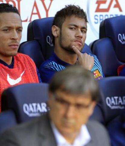 Neymar, en el banquillo junto a Adriano y tras Martino.