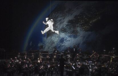 Un astronauta colgado del techo actúa junto a una orquesta en una proyección por el 70 aniversario del estado alemán, en la Ópera Estatal de Hesse, en Wiesbaden (Alemania).