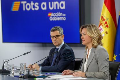 Los ministros de Educación, Formación Profesional y Deportes y portavoz del Gobierno, Pilar Alegría, y de la Presidencia, Justicia y Relaciones con las Cortes, Félix Bolaños, durante la rueda de prensa posterior a la reunión del Consejo de Ministros