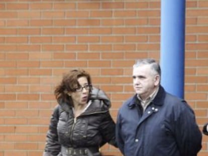 Manuel Fernández Castiñeiras, con su abogada, sale de la cárcel en 2013