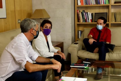 Pablo Iglesias, junto a Mertxe Aizpurua y Oskar Matute este miércoles durante su reunión.