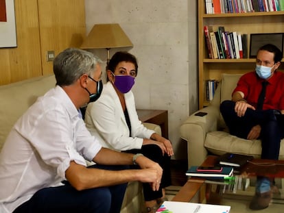 Pablo Iglesias, junto a Mertxe Aizpurua y Oskar Matute este miércoles durante su reunión.