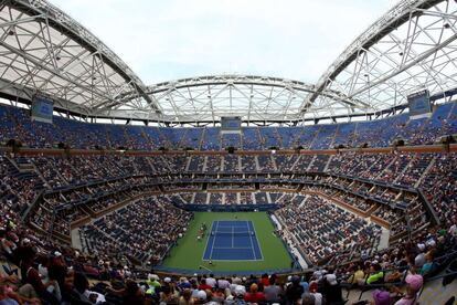 Este año, la pista central del Abierto de Estados Unidos de tenis, la Arthur Ashe, estrena techo retráctil. Vista general de la pista.