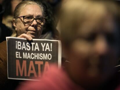 <p>En la imagen, una mujer sostiene un cartel con el lema "¡Basta Ya!, el machismo mata". Era una concentración, el 22 de febrero de 2017, contra la violencia de género en la plaza de la Vila, frente al Ayuntamiento de Santa Perpetua de la Mogoda (comarca del Vallés Occidental, Barcelona). En esa localidad, un hombre sobre el que pesaba una orden de alejamiento, había sesinado a su pareja.</p><p>Aquel septiembre, el Congreso de los Diputados aprobó las 213 medidas para poner en marcha el Pacto de Estado contra la violencia machista. La propuesta salió adelante con 278 votos a favor y 65 abstenciones de los diputados de Unidos Podemos y algunos del Grupo Mixto, porque les pareció un "pacto de mínimos".</p>
