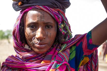 Retrato de una mujer fulani en Kindjandji. Ellas y los niños son los encargados de recoger el agua de los pozos o fuentes. Cuando Unicef y otras ONG realizaron una obra en el pozo del pueblo para derivar el agua a otros puntos de acceso y lograr una mejor distribución, algunos jóvenes de la zona rompieron la bomba de agua, tomaron el control del pozo y comenzaron a pedir dinero a los vecinos por llenar sus bidones.