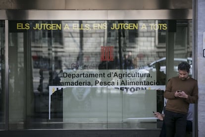 "Els jutgen a ells, ens jutgen a tots", es llegeix en lletres de color groc a l'entrada del Departament d'Agricultura, Ramaderia, Pesca i Alimentació.