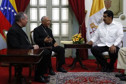 Pietro Parolin, el obispo Diego Padr&oacute;n y Nicol&aacute;s Maduro. 